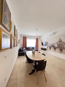 ローマにあるLa Casa del Pittoreのリビングルーム(テーブル、椅子、ソファ付)