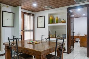 uma sala de jantar com uma mesa de madeira e cadeiras em Family 2bd apt near Quepos/Manuel Antonio em Quepos