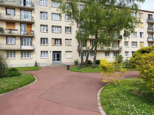 un gran edificio con una pasarela delante de él en Bel appartement, Bry- sur- Marne, en Bry-sur-Marne