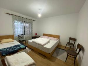 Postel nebo postele na pokoji v ubytování Rupa Guest House Camping Shkoder
