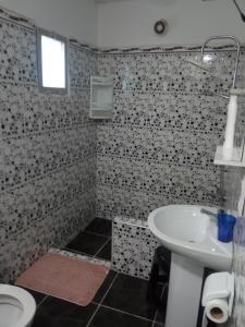 La salle de bains est pourvue d'un lavabo et de toilettes. dans l'établissement Dar el oued, à Tanger