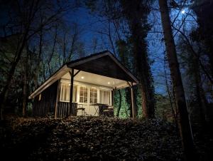 a small cabin in the woods at night at Landgoedhotel Villa Vennendal in Nunspeet