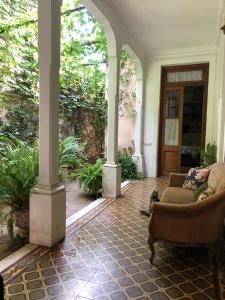 a living room with a couch and a cat laying on the floor at Casa Viva Hotel Boutique in Junín +26 photos