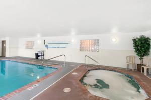 une grande piscine intérieure avec une grande piscine dans l'établissement GuestHouse Inn & Suites Kelso/Longview, à Kelso