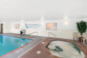 Bazén v ubytování GuestHouse Inn & Suites Kelso/Longview nebo v jeho okolí