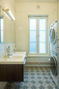 bagno con lavandino e finestra di Kollen Slottet a Oslo