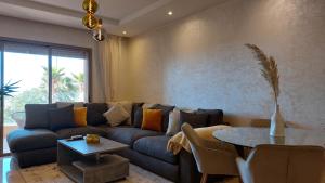 uma sala de estar com um sofá e uma mesa em Luxury F3 appartment Les Orangers em Marrakech