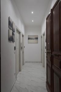 a hallway with white walls and a hallway with white floorshiba at Bed & Breakfast Sweet life La spezia Liguria in La Spezia