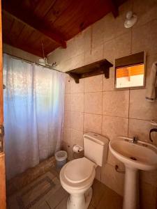 y baño con aseo y lavamanos. en Cabanas MERALE Excelente Ubicacion en Puerto Iguazú