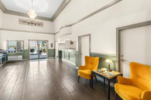 Posezení v ubytování GuestHouse Inn & Suites Kelso/Longview