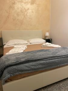Una cama con dos almohadas encima. en Appartament casa dei limoni, en Catania