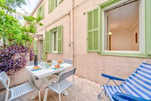 a patio with chairs and a table with food on it at 3 pièces, hyper-centre, terrasse in Nice