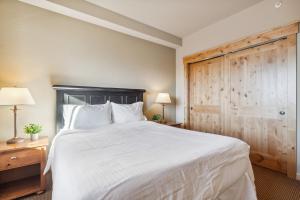 una camera con un grande letto e una porta in legno di Morning Eagle 209 a Whitefish