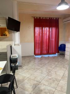 cocina con cortina roja en una habitación en Appartament casa dei limoni, en Catania