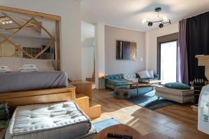 um quarto com uma cama e uma sala de estar em Apollonas & Sibylla Villa em Calímnos
