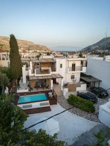 uma casa com piscina num quintal em Apollonas & Sibylla Villa em Calímnos