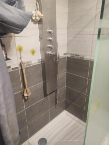 una doccia con porta in bagno di ClaudineR a Guécélard