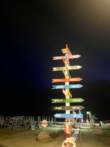 un panneau haut sur la plage avec un groupe de panneaux dans l'établissement Beach Apartments Durres, à Durrës