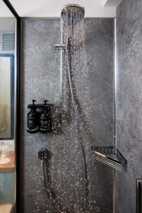 y baño con ducha con cabezal de ducha. en President Hotel, en Londres