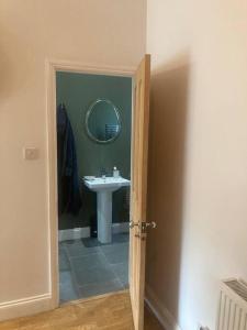 a bathroom with a sink and a mirror at Lovely 1-bedroom flat in Wimbledon in London