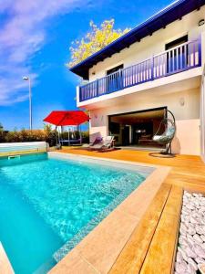 una piscina frente a una casa en Villa contemporaine avec piscine, en Bidart