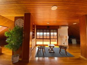 uma sala de estar com um relógio no tecto de madeira em La Casa de Enzo em Argoños