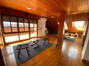 einen Blick über das Wohnzimmer mit Tischen und Stühlen in der Unterkunft La Casa de Enzo in Argoños