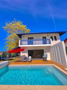 una casa con piscina frente a una casa en Villa contemporaine avec piscine, en Bidart