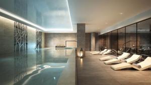 una piscina con sillas blancas en un edificio en Luxury apartment in Central London with balcony, en Londres
