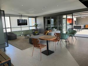 ein Wohnzimmer mit einem Tisch und Stühlen in der Unterkunft 915 Lux Studio Allianz Park in São Paulo