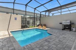 una piscina in un edificio con di 4BR Home w Full Resort Access - Near Disney a Kissimmee