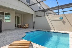 4BR Home w Full Resort Access - Near Disney في كيسيمي: حمام سباحة في الفناء الخلفي للمنزل