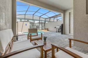 un soggiorno con vista sulla piscina di 4BR Home w Full Resort Access - Near Disney a Kissimmee