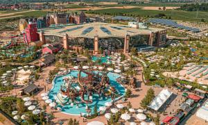 una vista aérea de un parque acuático en un parque de atracciones en EGELE MOBIL-HOME prox Europapark et Rulantica en Boofzheim