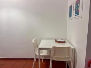 einen weißen Tisch und Stühle in einem Zimmer in der Unterkunft Imperial Douro Apartamento 2 in Peso da Régua