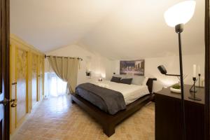 a bedroom with a bed and a lamp in it at Dimora Giada & Gloria in Gubbio