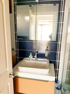 uma casa de banho com um lavatório e um espelho em Seaview (Sunset & Greek-Islands) Luxury Apartment em Bodrum City