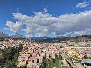 uitzicht op een stad met bergen op de achtergrond bij ROYALS RESORT in Huaraz