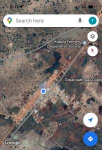 Captura de pantalla de un teléfono móvil con mapa en Roots cottages and campsite Ntanda crater lake, 
