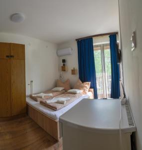 Postel nebo postele na pokoji v ubytování Zomi Vendégház + 16 fotografií
