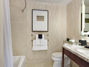 La salle de bains est pourvue de toilettes avec lavabo et d'une photo murale. dans l'établissement The Algonquin Resort St. Andrews by-the-Sea, Autograph Collection, à Saint Andrews