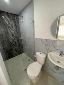 een badkamer met een toilet, een douche en een wastafel bij Ancestral Casa de Campo in Roldanillo