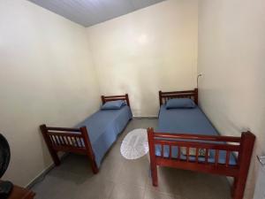 - une chambre avec 2 lits et 2 chaises dans l'établissement Lazer e descaso familiar, à Senador Canedo