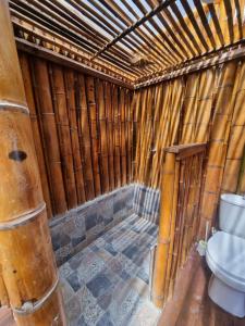 uma casa de banho com WC num edifício de madeira em Domos de Glamping con Jacuzzi y Piscina en San Rafael Frente al charco la Cristalina em San Rafael