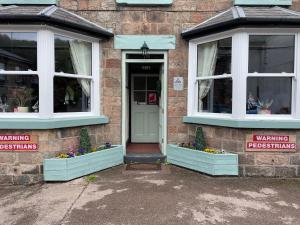 ein Gebäude mit zwei Fenstern und einer Tür in der Unterkunft The New Inn in Cinderford