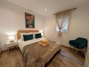 Un pat sau paturi într-o cameră la Cosy & Modern Central Apartment