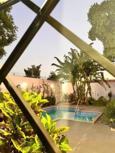 Blick auf den Pool aus dem Fenster in der Unterkunft Casa em Campo Grande com piscina in Campo Grande