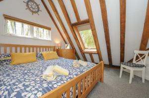 A bed or beds in a room at Stow Cottage