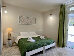 1 dormitorio con 1 cama con toallas en B&B Kamalei en Tropea