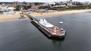 eine Luftansicht auf einen Pier neben einem Strand in der Unterkunft El Murrino Apartments in Bournemouth